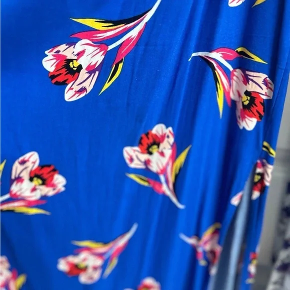 Floral Maxi Dresses - Blue and White - Picture 3 of 8